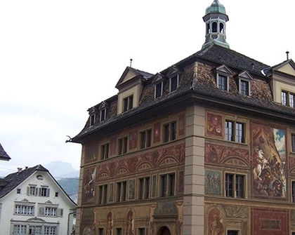 Schwyz Hauptplatz mit Rathaus